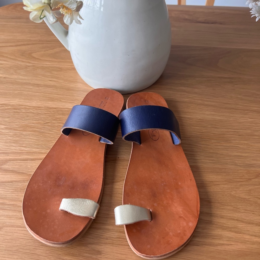 Women’s Leather Flat Sandal in size 9